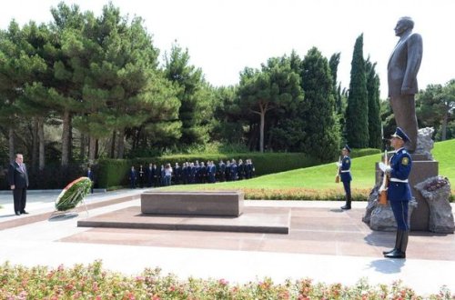 Emoməli Rəhmon Şəhidlər Xiyabanını ziyarət edib - YENİLƏNİB