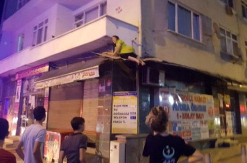 Gecə saatlarında binadan yıxılan qadının həyatını görün nə xilas etdi - VİDEO