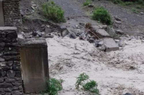 Qaxda sel suları körpünü uçurdu, bir kəndlə əlaqə kəsilidi - VİDEO