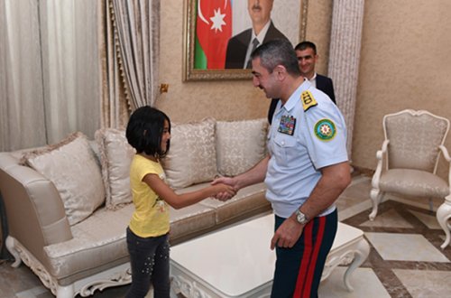 Elçin Quliyev at çapan Gülayla görüşdü - Atasını işə götürdü