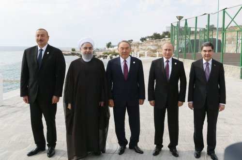 Dövlət başçıları Aktauda körpə nərə balıqlarının Xəzər dənizinə buraxılması mərasimində iştirak ediblər