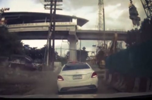 Ağır yük maşının üzərinə düşdü: möcüzə nəticəsində sağ qaldılar - VİDEO