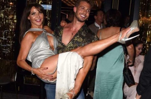 Aparıcı pis duruma düşdü – Alt paltarı göründü