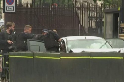 Avtomobil parlament binasının baryerinə çırpıldı - Londonda