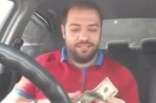 Azərbaycanlı gənc 100 dolları yandırdı: Türkiyəyə dəstək üçün - VİDEO