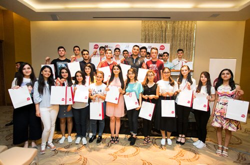 “Nar” qəbul imtahanlarında ən yüksək nəticə göstərmiş abituriyentləri mükafatlandırdı