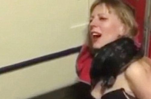 Qadın təyyarədə soyundu, dava saldı - FOTO