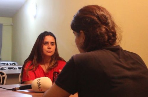 İkinci ərim burnumu qırdı, iki uşaqla evdən qaçdım - VİDEO