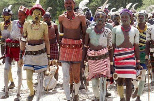 Bu qəbilədə evlənmək üçün döyülmək, inəyin üstündən tullanmaq lazımdır - FOTO