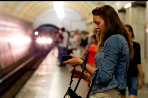 Bakı metrosunda qatarda yatan sərnişinə qarşı əxlaqsız hərəkət - FOTO - RƏSMİ
