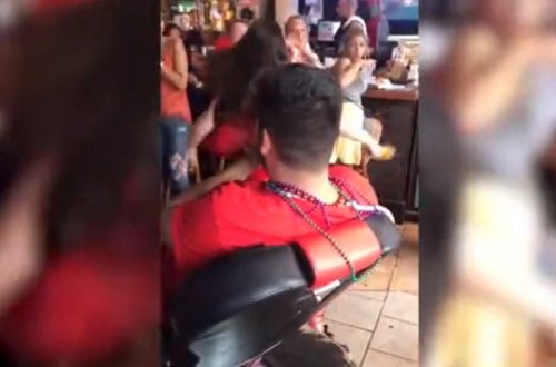 Qadın ofisiantlar dalaşdı: Toxunma mənə, it qızı - VİDEO - FOTO