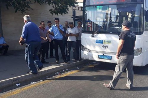 Bakıda “avtobus manyakı” peyda olub: Bıçağı qarnınıza soxacağam – VİDEO