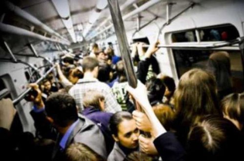 İstidən şikayətlənən qadın metroda soyundu - FOTO