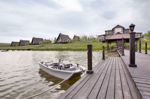 Soyadları uyğun gəlmədiyi üçün ailəni “Sakit Göl” otelinə buraxmadılar - Azərbaycanda