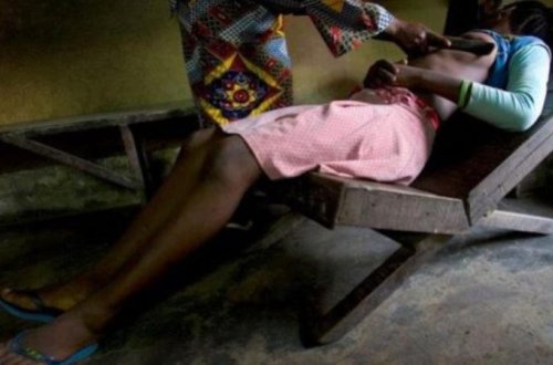 Yetkinlik yaşına çatan qızların sinəsini kəsirlər - DƏHŞƏTLİ FOTOLAR