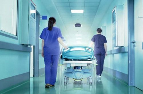 Maşın nəvəsindən ayrılmaq istəməyən nənəni arxasınca sürüyüb