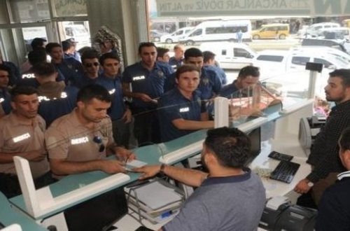 Türk polisi dollarlarını lirəyə dəyişmək üçün növbəyə düzüldü – FOTO