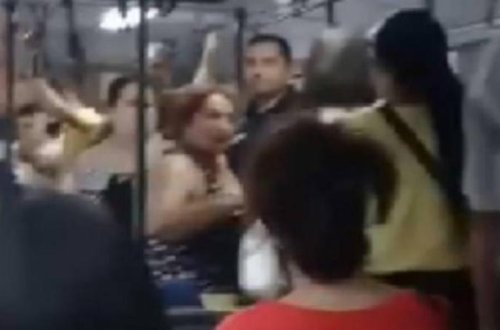Bakıda avtobusda NÖVBƏTİ BİABIRÇILIQ: Yaşlı qadın gənc qızı təhqir etdi, başına çanta ilə vurdu - VİDEO