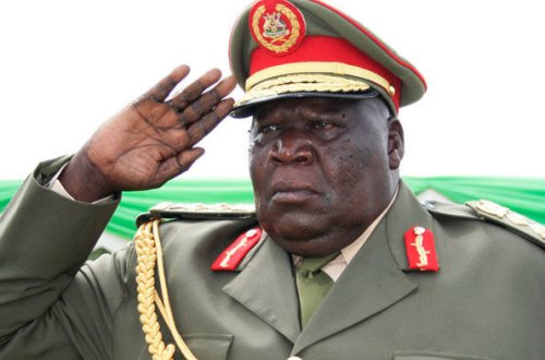 Uqandalı general topa zərbə vurarkən yıxıldı - VİDEO