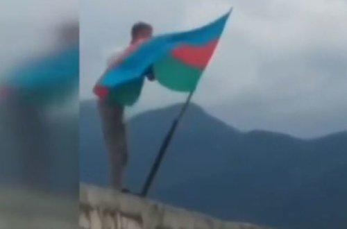 Kişi həyatını təhlükəyə ataraq, cəbhədə bayrağımızı düzəltdi - VİDEO