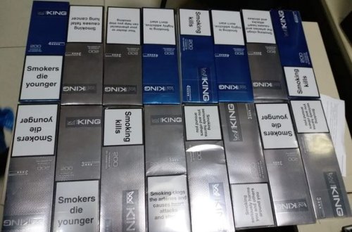 Siqaretləri gödəkçəsində ölkəyə keçirmək istədi - VİDEO