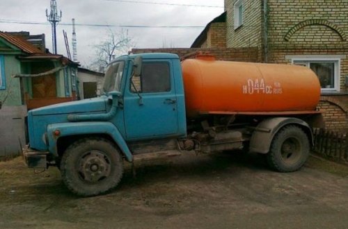 Avtomobili sürücünün gözü önündə yerin təkinə batdı - VİDEO