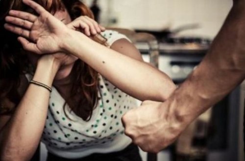 7 aylıq hamilə arvadına İŞGƏNCƏ verdi, silahla hədələdi - Qadın polisə sığındı