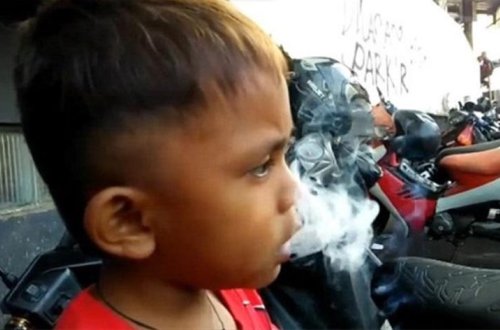 2 yaşı var, gündə 2 qutu siqaret çəkir - Fotolar