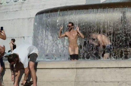 Paytaxt polisi bu iki turisti axtarır - Fəvvarədə çimmək qadağasını pozduqları üçün - FOTO - VİDEO