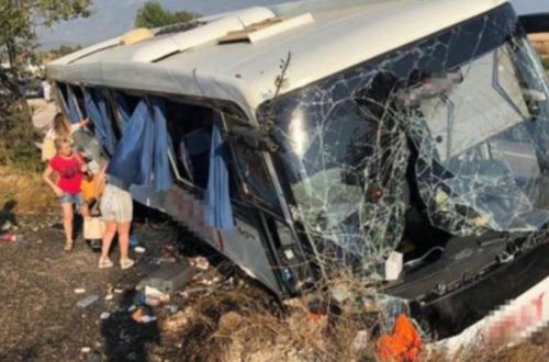 Turistləri aparan avtobus qəzaya düşdü - 25 yaralı