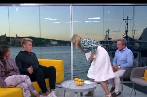 Aparıcı canlı yayımda qonağın üstünə qusdu - VİDEO