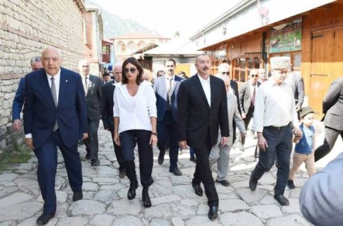 Prezident xanımı ilə Lahıcı gəzdi, sakinlərlə şəkil çəkdirdi - FOTOLAR