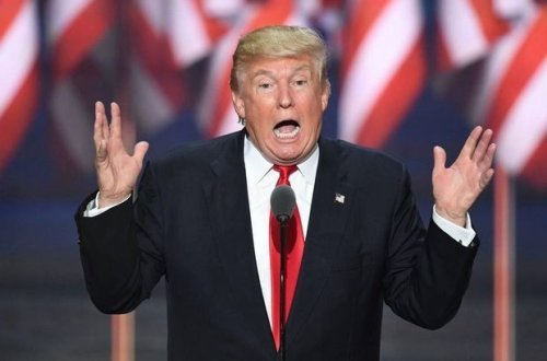 Tramp ABŞ bayrağını yanlış rəngə boyadı - FOTO