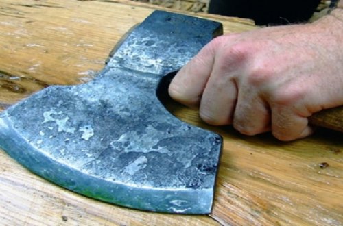 Oğru ev sahibini baltaladı - Bakıda dəhşətli cinayət