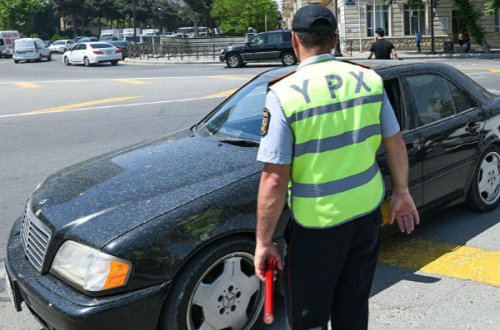 Polisin gözü qarşısında qayda pozan sürücü: Vacib zəng gəldi - VİDEO
