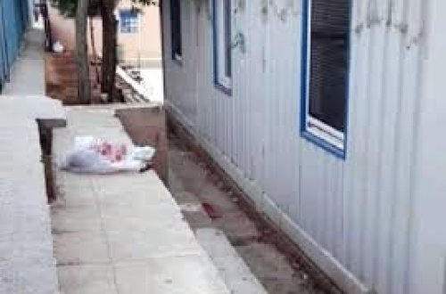 1 günlük körpəni sellofana büküb məktəbin həyətinə ATDILAR - FOTO