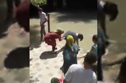 Oğru qadını soyundurub cəzalandırdılar – VİDEO