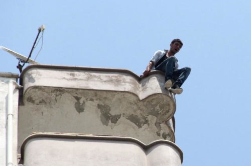 Gənc qızlar canlı yayım, o isə öz canının dərdində - İntihardan sevgilisi qurtardı - VİDEO - FOTOLAR