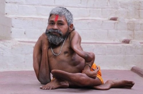 Hindli rahibin hər yeri bükülür — FOTOLAR