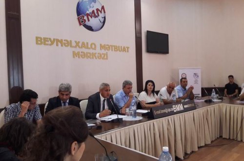 “KİV ədəbi dil qaydalarına necə əməl edir?” mövzusunda Dəyirmi masa keçirilib