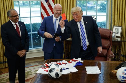 Tramp jurnalistlərə qırmızı vərəqə göstərdi