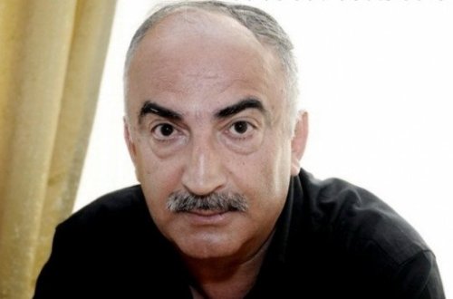 Məşhur yazıçı biabır etdi: “Efirə çılpaq çıxır…” - VİDEO