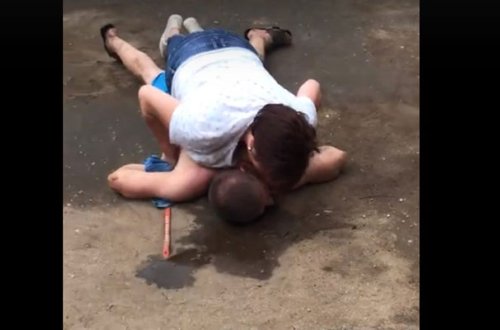 Qadın çantasını oğurlayan kişini peşman etdi - Video