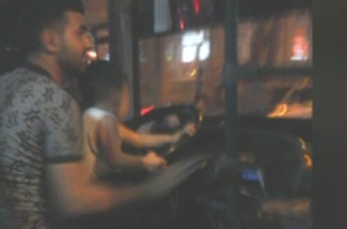 Bakıda sürücü qucağında uşaqla avtobus sürdü - Video