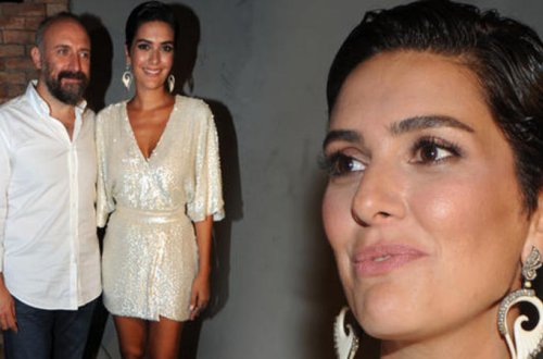 Bergüzar Korel xüsusi gecədə libası ilə GÖZ QAMAŞDIRDI - FOTO