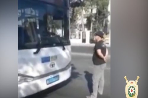 Bakıda avtobusun qarşısını kəsib, inasanları ölümlə hədələyən şəxs: 