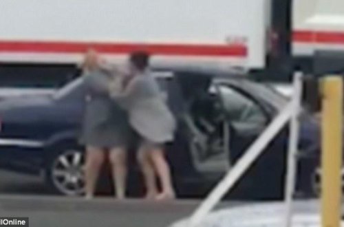 Bu kadrlar maşın yolunda çəkilib - Sarı saçlı qadının etdikləri DƏHŞƏTƏ GƏTİRDİ - FOTO