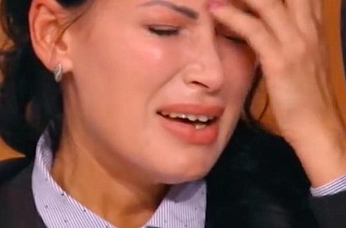 Sinəsini dikləşdirmək istəyən evli qadını həkim narkozdaykən zorladı - FOTO