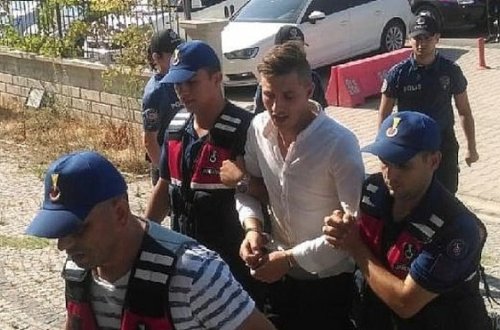 19 yaşlı gənc alimentə görə atasını ürəyindən bıçaqladı - FOTO