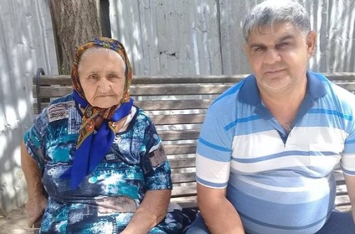 Azərbaycanlı məşhur müğənninin anasını yaşadığı mənzildən çıxarırlar — FOTO